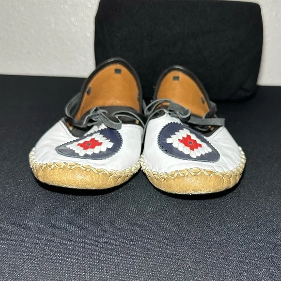 Hand-stitched leather sandals - Picture 7 of 8